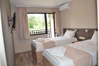 Отель Tryavna Lake Hotel & SPA Трявна Двухместный номер с 2 отдельными кроватями и балконом-1